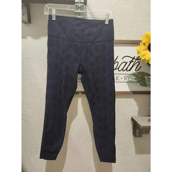 Athleta Ultimate 7/8 Tights. Blue Snakeskin Size Small. - Picture 1 of 7
